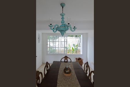 Casa de condomínio à venda com 440m², 4 quartos e 4 vagasSala