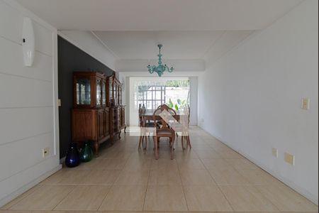 Casa de condomínio à venda com 440m², 4 quartos e 4 vagasSala