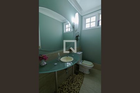 Casa de condomínio à venda com 440m², 4 quartos e 4 vagasLavabo