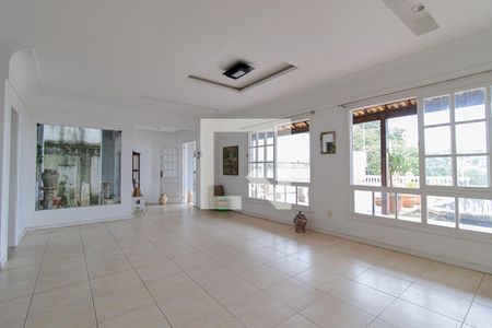 Casa de condomínio à venda com 440m², 4 quartos e 4 vagasSala