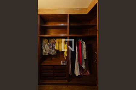 Casa de condomínio à venda com 440m², 4 quartos e 4 vagasCloset Quarto 1