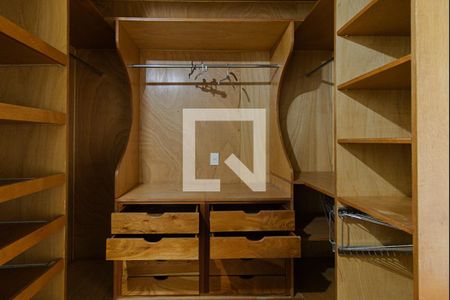 Casa de condomínio à venda com 440m², 4 quartos e 4 vagasCloset Quarto 2