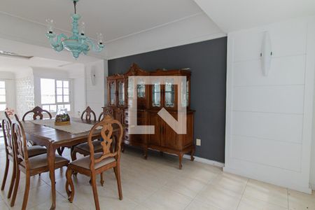 Casa de condomínio à venda com 440m², 4 quartos e 4 vagasSala