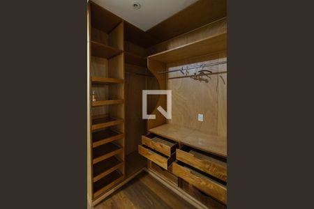 Casa de condomínio à venda com 440m², 4 quartos e 4 vagasCloset Quarto 2