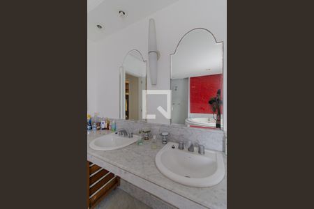 Casa de condomínio à venda com 440m², 4 quartos e 4 vagasBanheiro Quarto 1