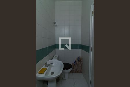 Casa de condomínio à venda com 440m², 4 quartos e 4 vagasBanheiro de serviço