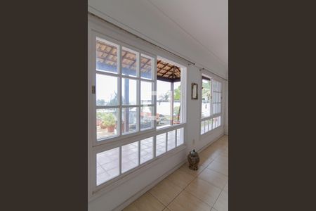 Casa de condomínio à venda com 440m², 4 quartos e 4 vagasSala