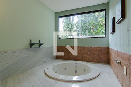 Casa de condomínio à venda com 440m², 4 quartos e 4 vagasHidromassagem