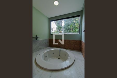 Casa de condomínio à venda com 440m², 4 quartos e 4 vagasHidromassagem