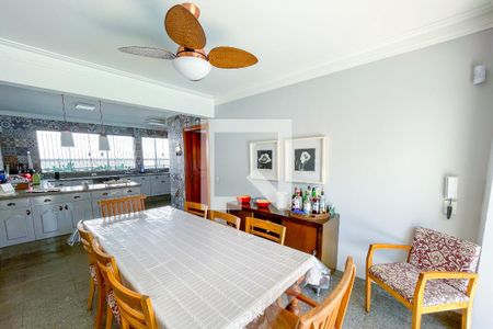 Casa à venda com 620m², 4 quartos e 6 vagas Casa à venda com 620m², 4 quartos e 6 vagasCozinha