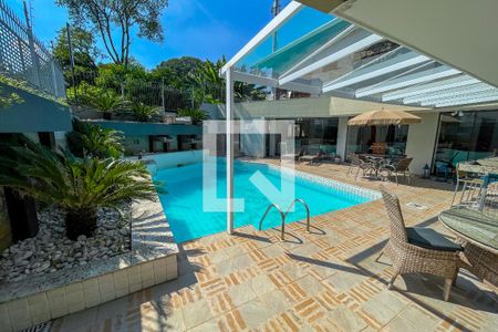 Casa à venda com 620m², 4 quartos e 6 vagas Casa à venda com 620m², 4 quartos e 6 vagasPiscina