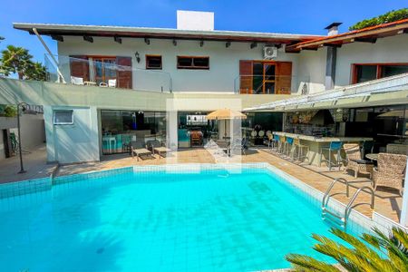 Casa à venda com 620m², 4 quartos e 6 vagas Casa à venda com 620m², 4 quartos e 6 vagasPiscina