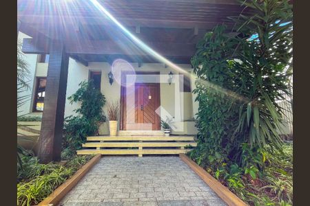 Casa à venda com 620m², 4 quartos e 6 vagas Casa à venda com 620m², 4 quartos e 6 vagasEntrada