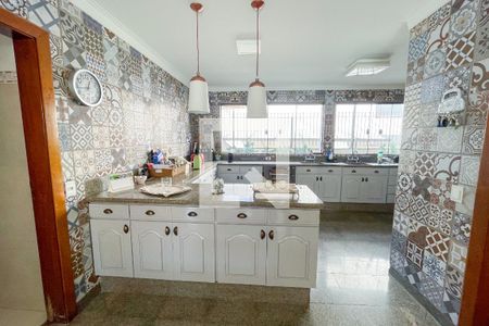 Casa à venda com 620m², 4 quartos e 6 vagas Casa à venda com 620m², 4 quartos e 6 vagasCozinha