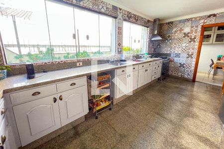 Casa à venda com 620m², 4 quartos e 6 vagas Casa à venda com 620m², 4 quartos e 6 vagasCozinha