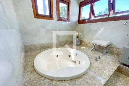 Casa à venda com 620m², 4 quartos e 6 vagas Casa à venda com 620m², 4 quartos e 6 vagasBanheiro