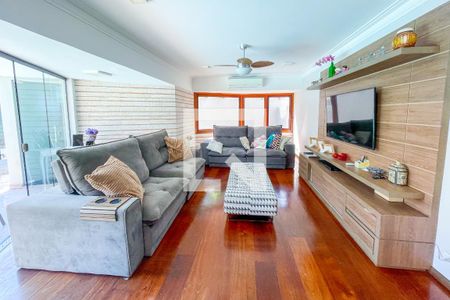 Casa à venda com 620m², 4 quartos e 6 vagas Casa à venda com 620m², 4 quartos e 6 vagasSala de TV