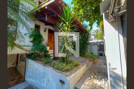 Casa à venda com 620m², 4 quartos e 6 vagas Casa à venda com 620m², 4 quartos e 6 vagasQuintal