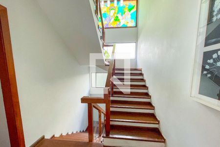 Casa à venda com 620m², 4 quartos e 6 vagas Casa à venda com 620m², 4 quartos e 6 vagasEscada