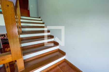 Casa à venda com 620m², 4 quartos e 6 vagas Casa à venda com 620m², 4 quartos e 6 vagasEscada