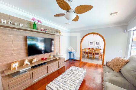 Casa à venda com 620m², 4 quartos e 6 vagas Casa à venda com 620m², 4 quartos e 6 vagasSala de TV