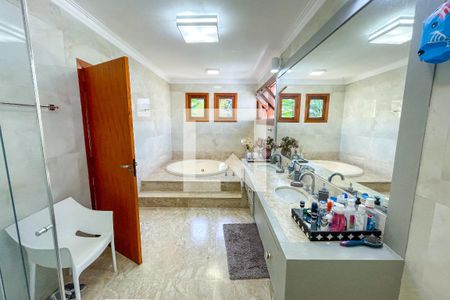 Casa à venda com 620m², 4 quartos e 6 vagas Casa à venda com 620m², 4 quartos e 6 vagasBanheiro da Suíte principal