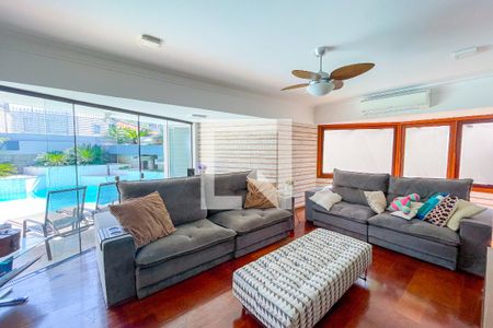 Casa à venda com 620m², 4 quartos e 6 vagas Casa à venda com 620m², 4 quartos e 6 vagasSala de TV