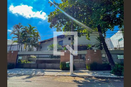 Casa à venda com 620m², 4 quartos e 6 vagas Casa à venda com 620m², 4 quartos e 6 vagasFachada