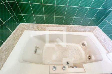 Casa à venda com 620m², 4 quartos e 6 vagas Casa à venda com 620m², 4 quartos e 6 vagasBanheira