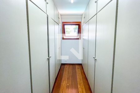 Casa à venda com 620m², 4 quartos e 6 vagas Casa à venda com 620m², 4 quartos e 6 vagasCloset da suíte principal