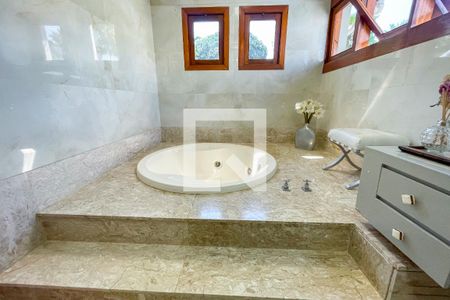 Casa à venda com 620m², 4 quartos e 6 vagas Casa à venda com 620m², 4 quartos e 6 vagasBanheiro da Suíte principal