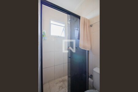 Banheiro da Suíte 1 de casa de condomínio para alugar com 2 quartos, 53m² em Vila Carmosina, São Paulo
