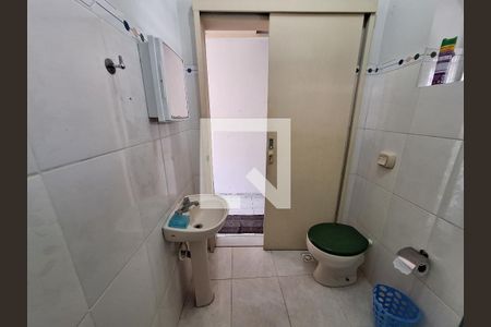Banheiro de kitnet/studio para alugar com 1 quarto, 23m² em Centro, Rio de Janeiro