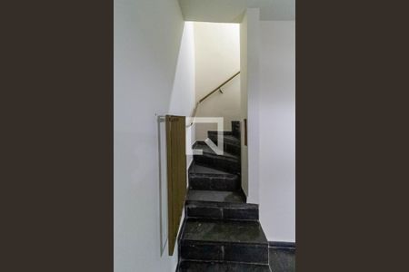 Escada de casa de condomínio para alugar com 3 quartos, 71m² em Dona Clara, Belo Horizonte