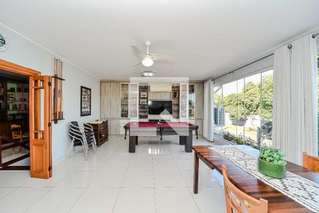 Sala de convivência de casa à venda com 4 quartos, 234m² em Santa Maria Goretti, Porto Alegre