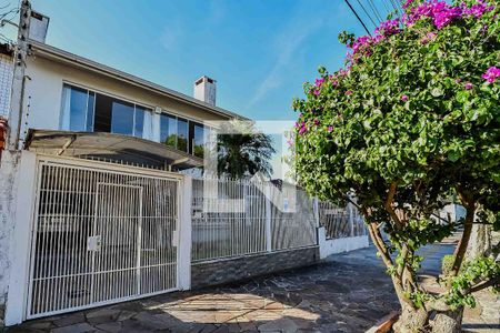 Casa à venda com 234m², 4 quartos e 2 vagas Casa à venda com 234m², 4 quartos e 2 vagasFachada