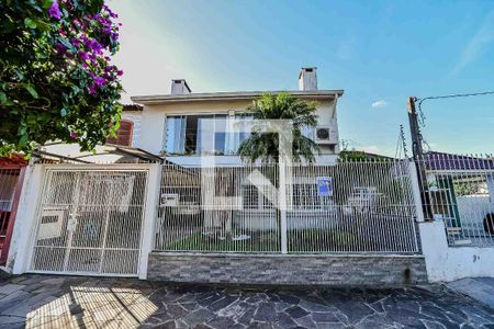 Casa à venda com 234m², 4 quartos e 2 vagas Casa à venda com 234m², 4 quartos e 2 vagasFachada