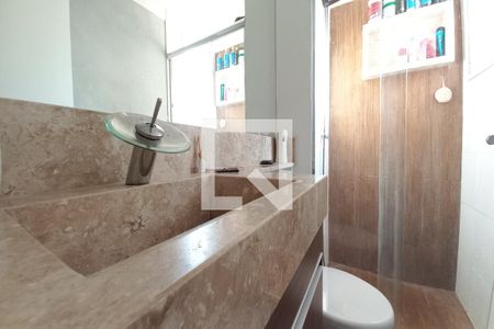 Banheiro de apartamento à venda com 2 quartos, 50m² em Jardim do Lago Continuação, Campinas