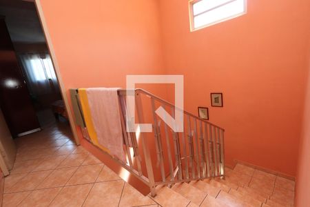 Casa à venda com 130m², 2 quartos e 2 vagasEscada