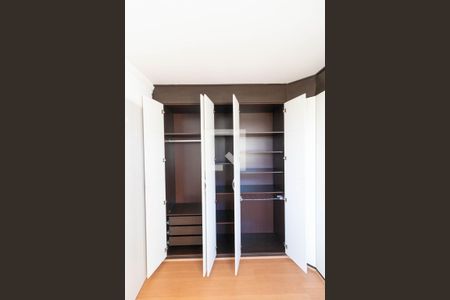 Apartamento à venda com 100m², 2 quartos e 1 vaga Apartamento à venda com 100m², 2 quartos e 1 vagaQuarto 02 - Armário