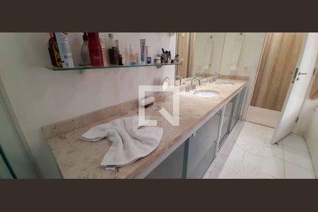 Apartamento à venda com 187m², 5 quartos e 3 vagas Apartamento à venda com 187m², 5 quartos e 3 vagasBanheiro da Suíte 1