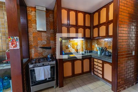 Casa à venda com 750m², 3 quartos e 2 vagas Casa à venda com 750m², 3 quartos e 2 vagasCozinha