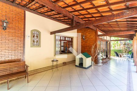 Casa à venda com 750m², 3 quartos e 2 vagas Casa à venda com 750m², 3 quartos e 2 vagasVaranda