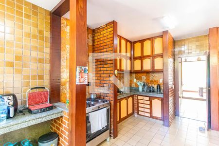 Casa à venda com 750m², 3 quartos e 2 vagas Casa à venda com 750m², 3 quartos e 2 vagasCozinha