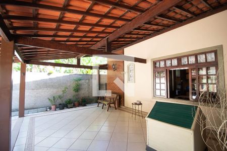 Casa à venda com 750m², 3 quartos e 2 vagas Casa à venda com 750m², 3 quartos e 2 vagasVaranda