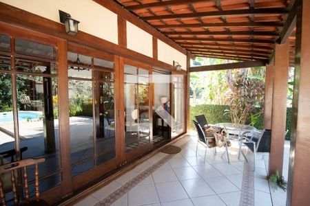 Casa à venda com 750m², 3 quartos e 2 vagas Casa à venda com 750m², 3 quartos e 2 vagasVaranda