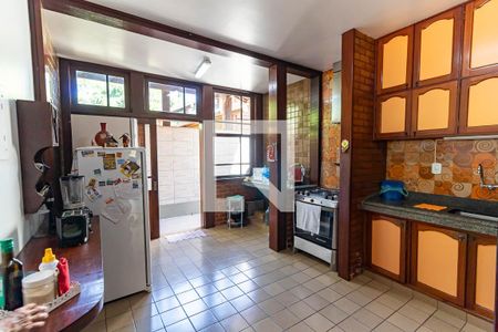 Casa à venda com 750m², 3 quartos e 2 vagas Casa à venda com 750m², 3 quartos e 2 vagasCozinha