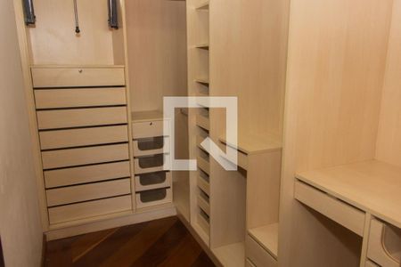 Casa à venda com 220m², 4 quartos e 3 vagasCloset