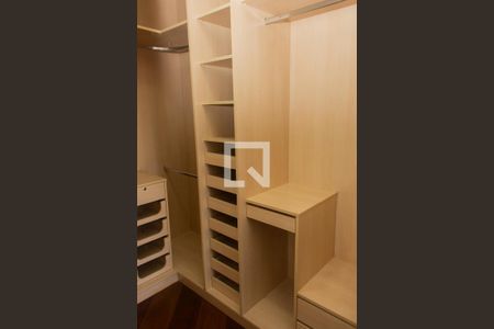 Casa à venda com 220m², 4 quartos e 3 vagasCloset