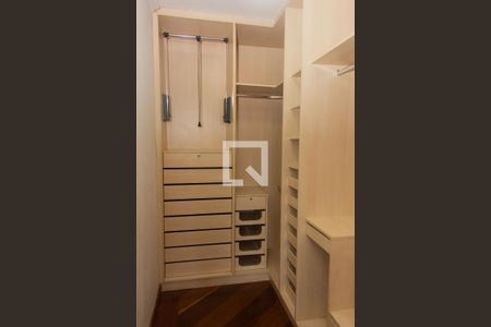 Casa à venda com 220m², 4 quartos e 3 vagasCloset